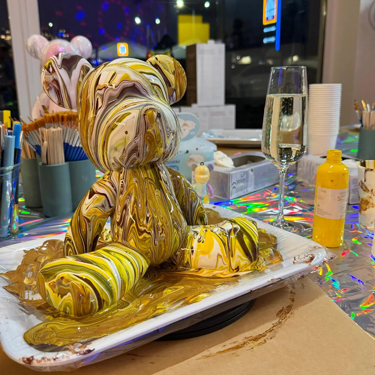 Gold marmorierter Soulbear auf Tablett mit Sektglas